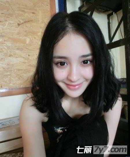 <em>圆脸</em>女生<em>适合</em>的<em>发型</em> <em>中分</em>长卷发瘦脸修颜-<em>圆脸</em>