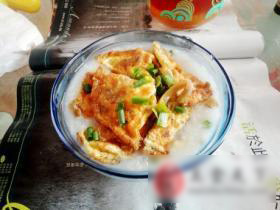 榨菜煎蛋配白粥