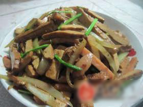 洋葱香肠炒豆干